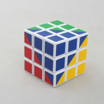 [X-cube сверхсложный четырехцветный куб на третия ред на белия цвят] куб с висока сложност, куб на третия ред със специален модел